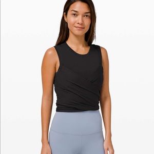 black lululemon tank